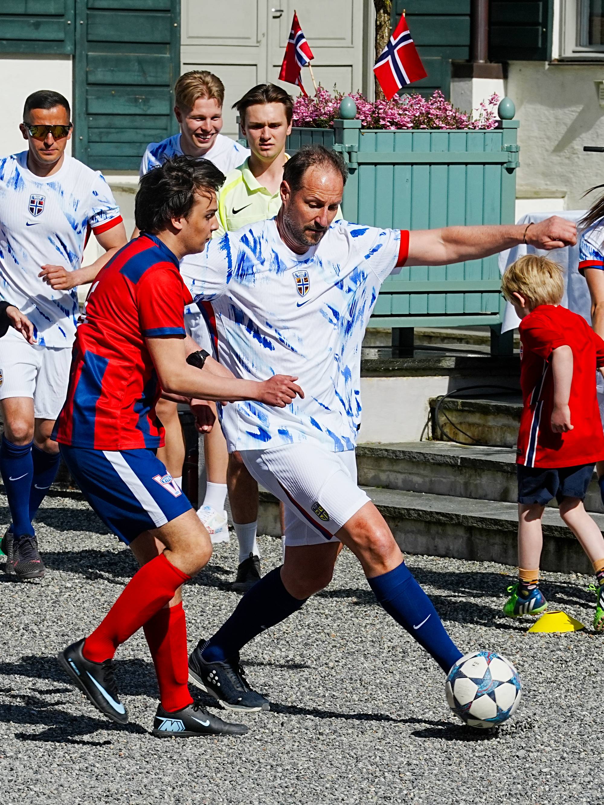 Kronprins Haakon under fotballkamp på Skaugum