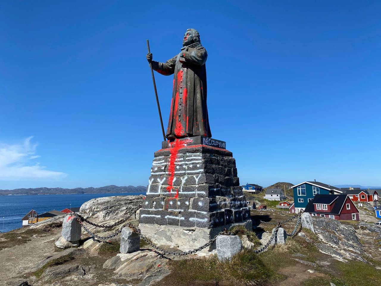 Statuen i Nuuk på Grønland av misjonspresten Hans Egede, tilgriset med rødmaling.