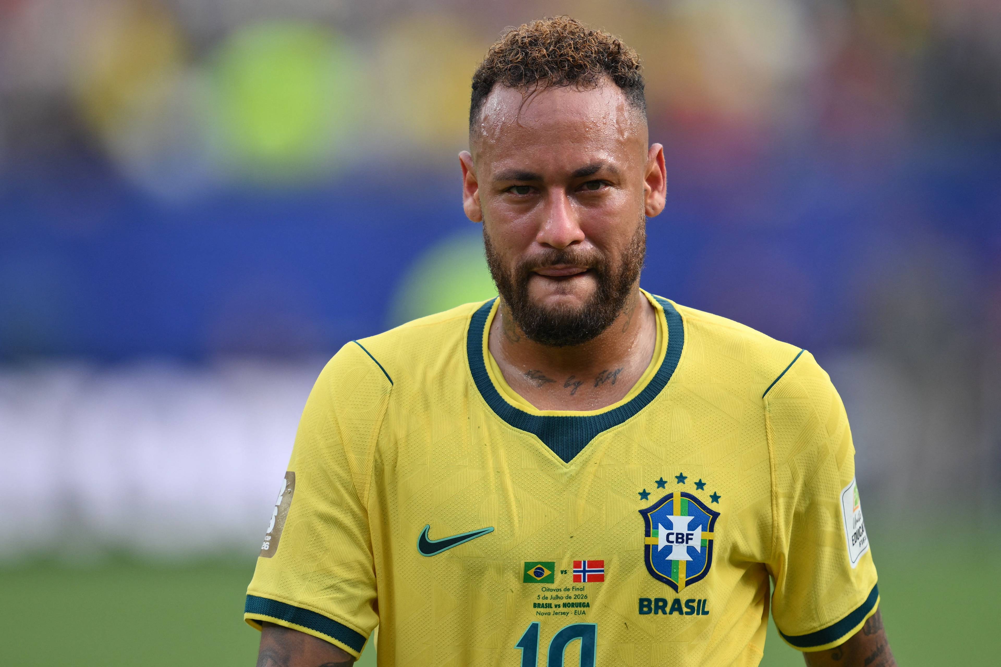 Fotballspiller Neymar Jr. i Brasils gule landslagstrøye på en fotballbane. (Bildebeskrivelsen er laget av en KI-tjeneste)