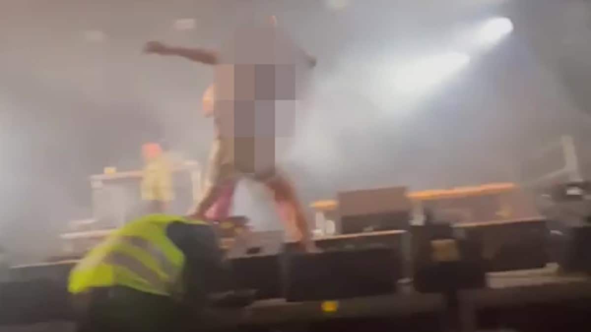 Her dytter Kamelen en student av scenen under fadderuke-konsert i Oslo