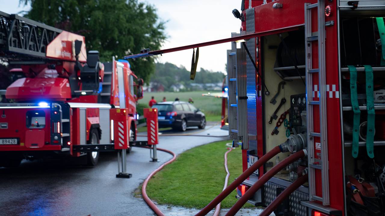 Flere brannslanger ble brukt i slokkingsarbeidet i Sandefjord.