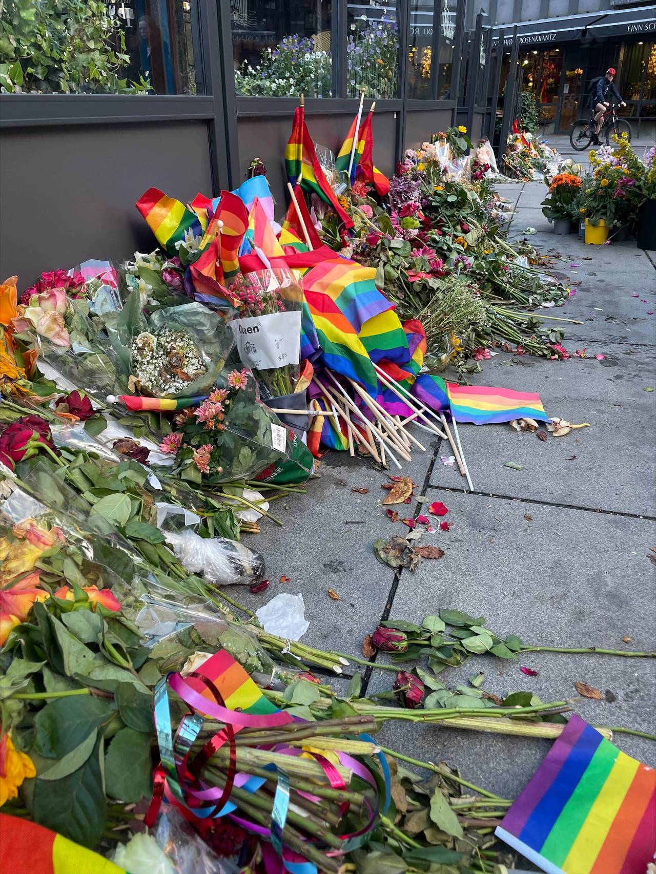 Store mengder blomster, flagg og andre gjenstander er lagt ned i Oslo sentrum etter skytinga natt til 25. juni 2022
