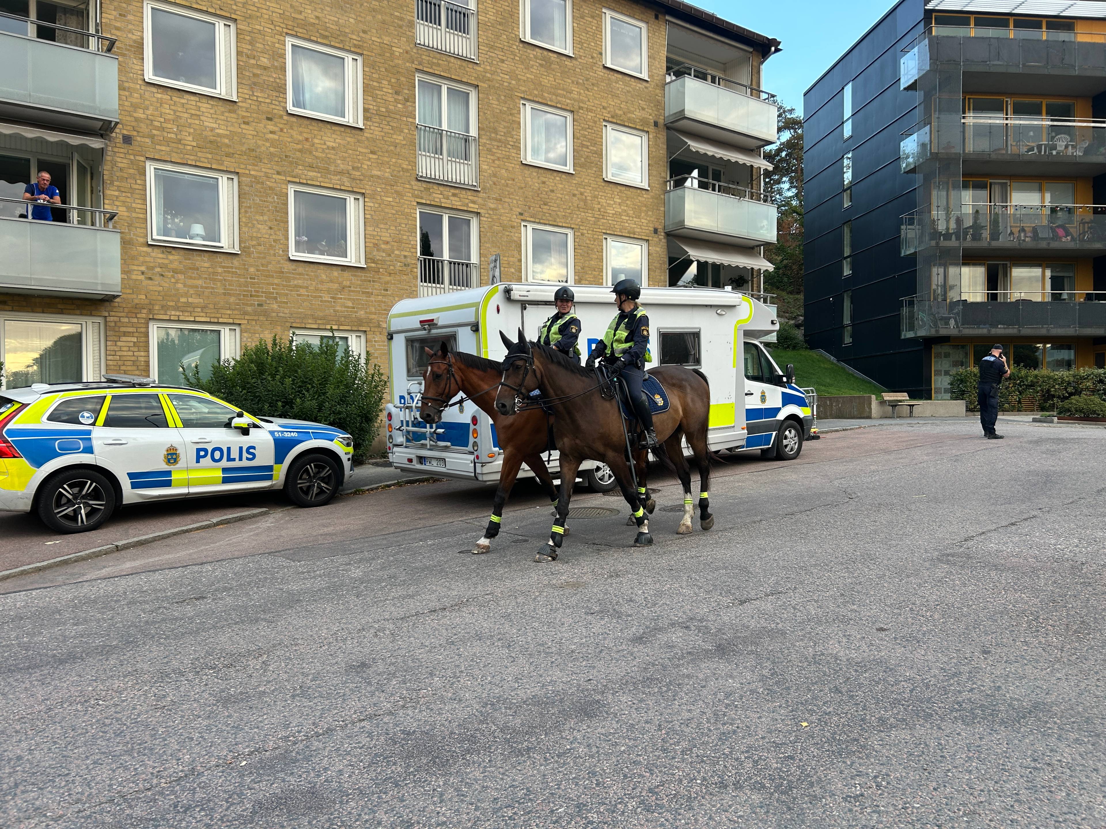 et par politibetjenter rir på hester