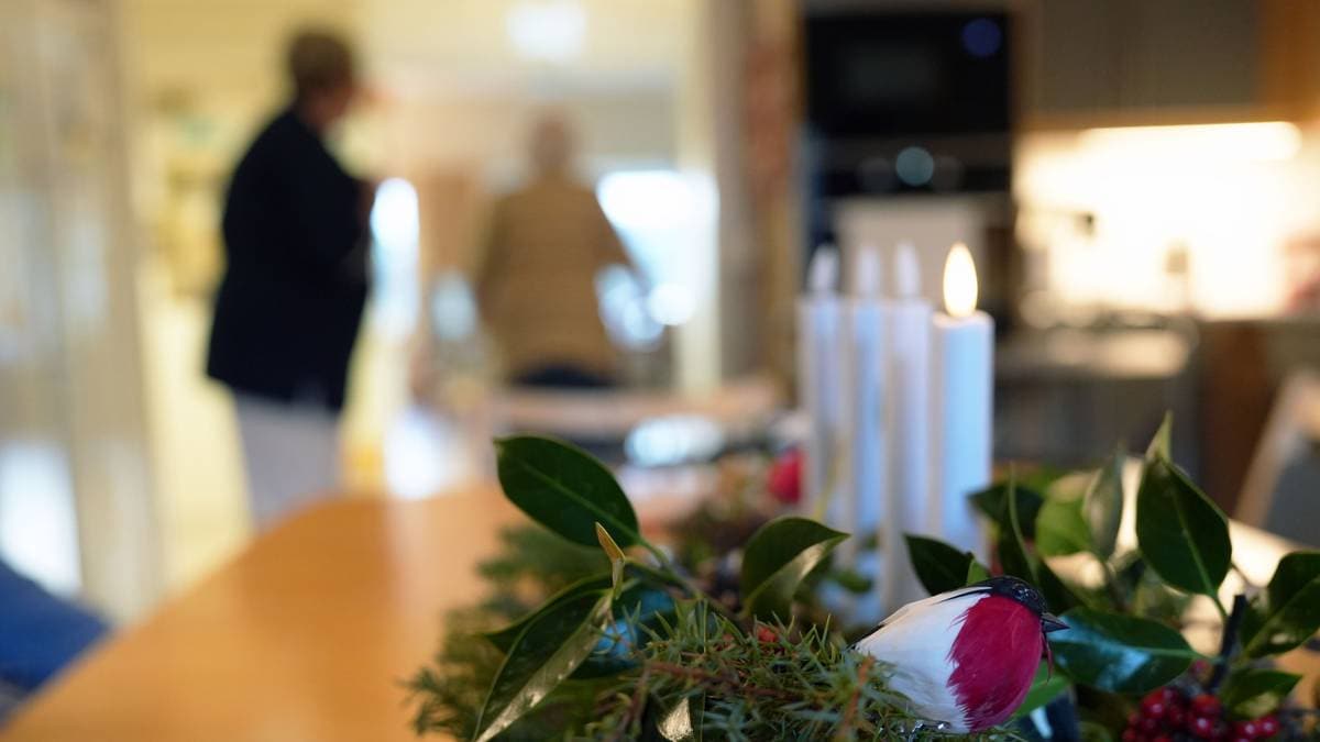 Moderne jul kan forvirra demenssjuke: – Vent med å pynta treet