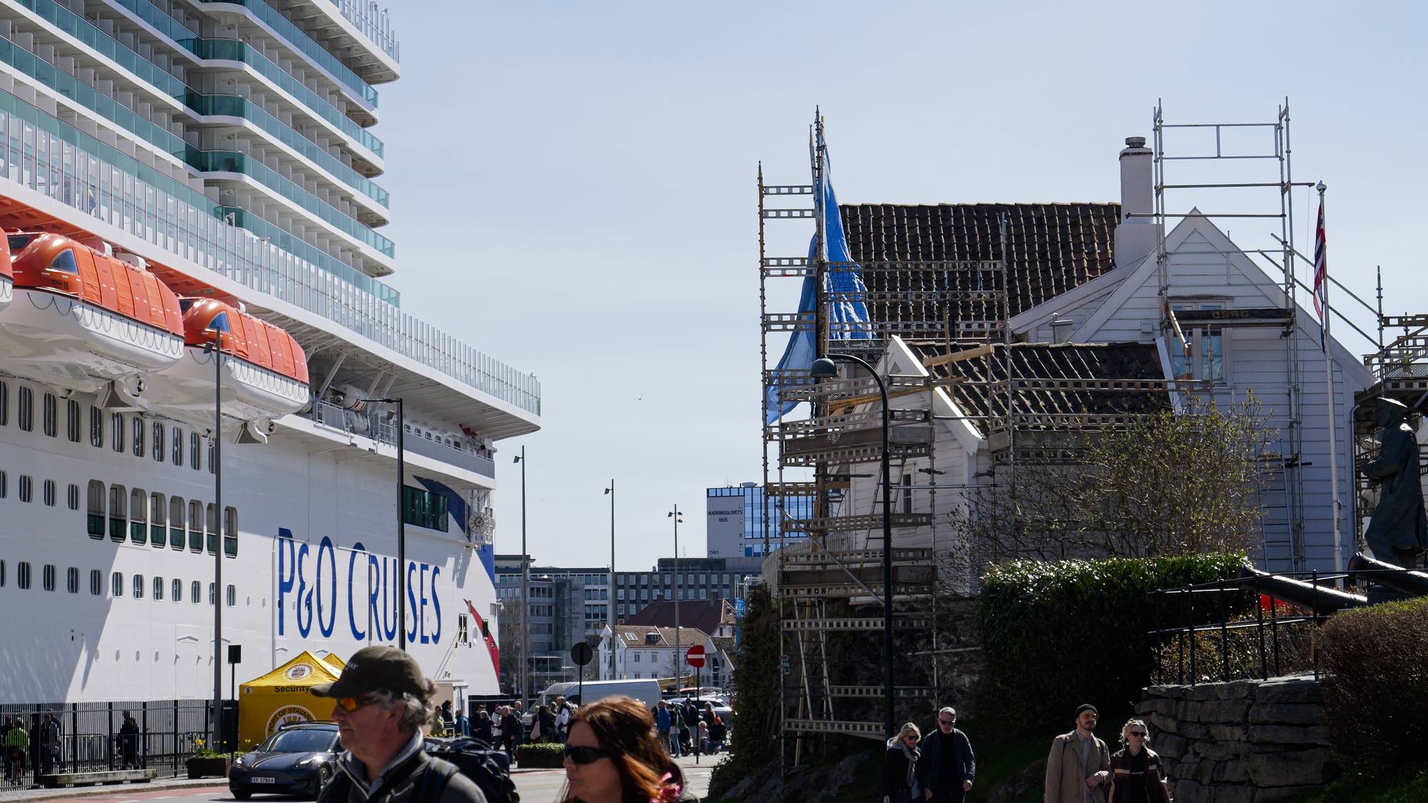 Et cruiseskip sperrer utsikten for beboere langs Vågen i Stavanger. 