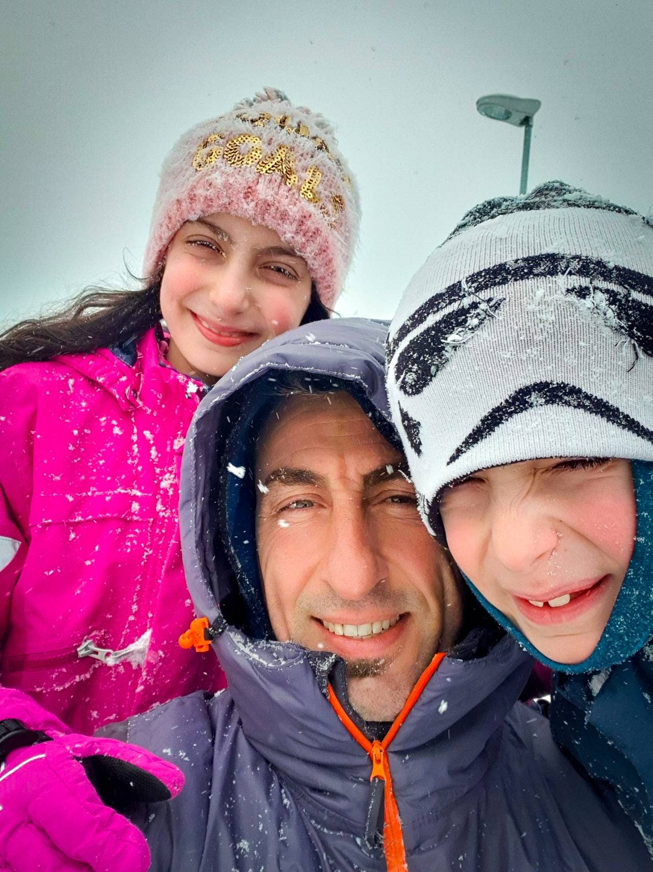 Elias Alawad og familien på tur i snøen