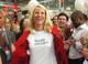 HERWIG PRAMMER / Reuters Kronprinsesse Mette-Marit åpner jakken sin og viser frem påskriften på t-skjorten, der det står "Youth we can!", på Den internasjonale aids-konferansen i Wien i 2010