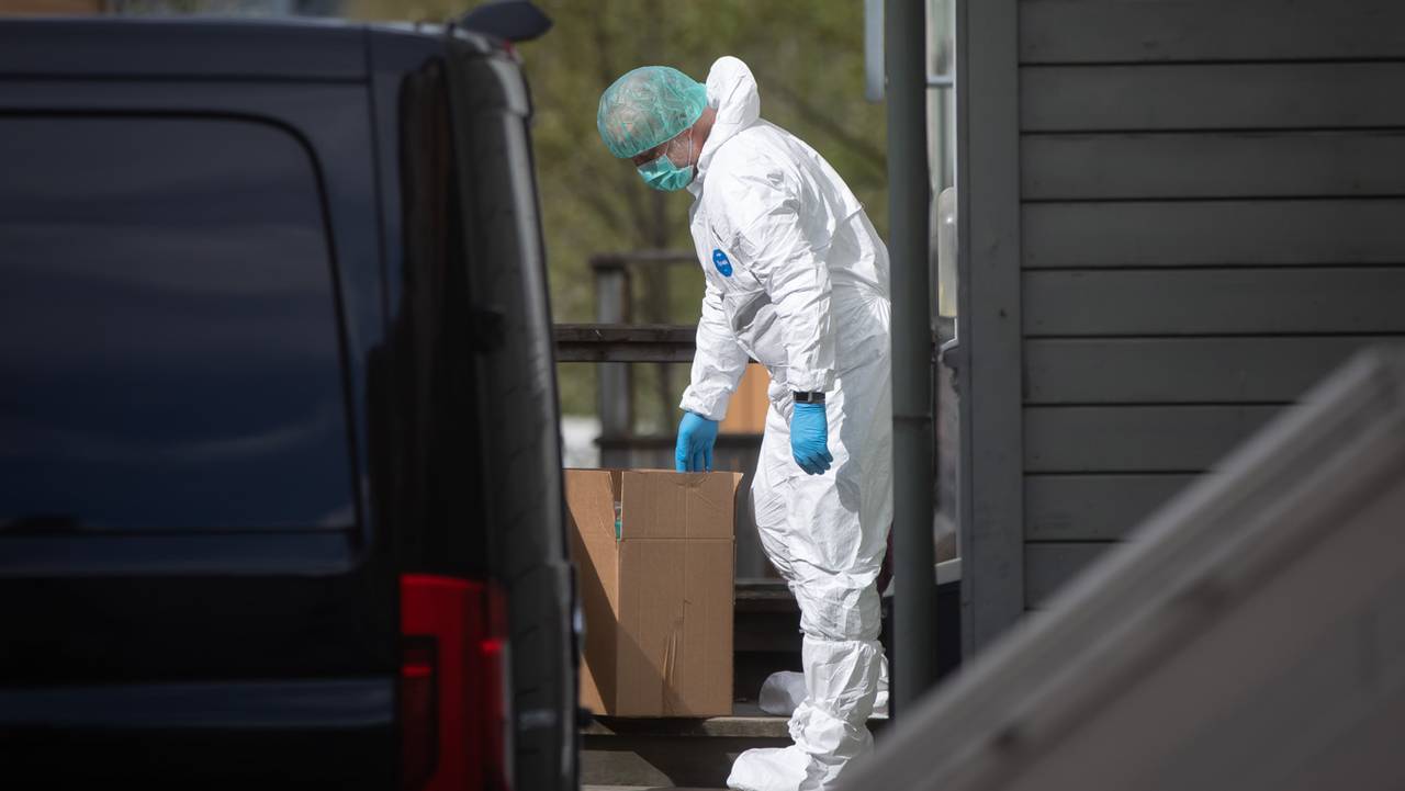 En krimtekniker utenfor leiligheten på Lademoen