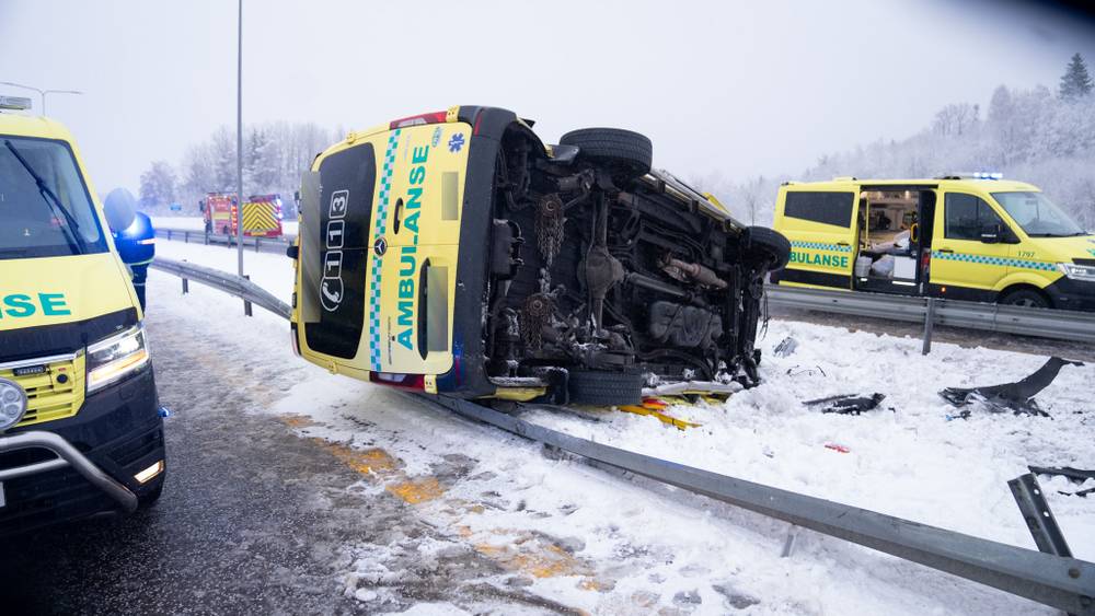 Mener Slitte Dekk Kan Være årsaken Til Alvorlig Ambulanseulykke På E18