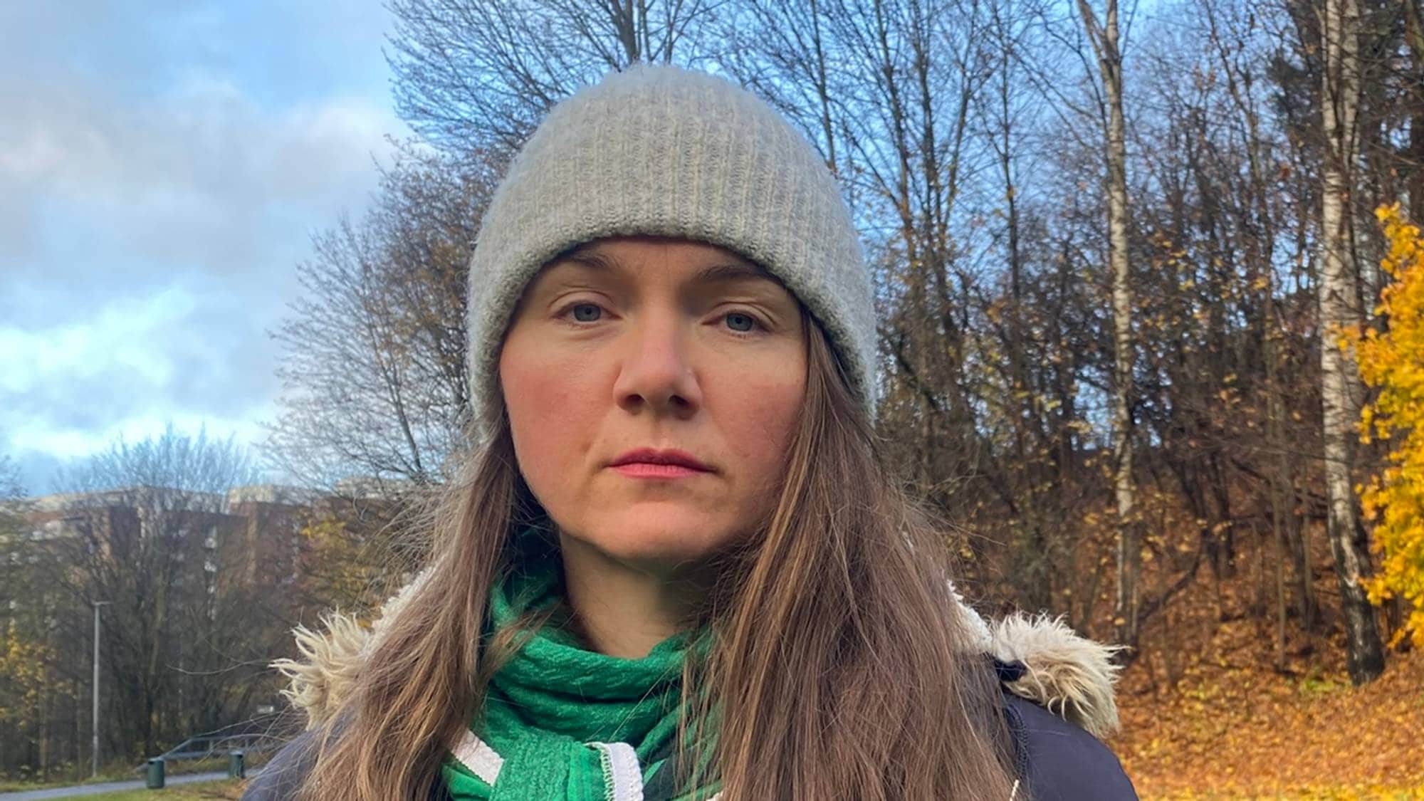 en person som står på et jorde