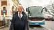 en person som står foran en buss (Bildebeskrivelsen er laget av en KI-tjeneste)