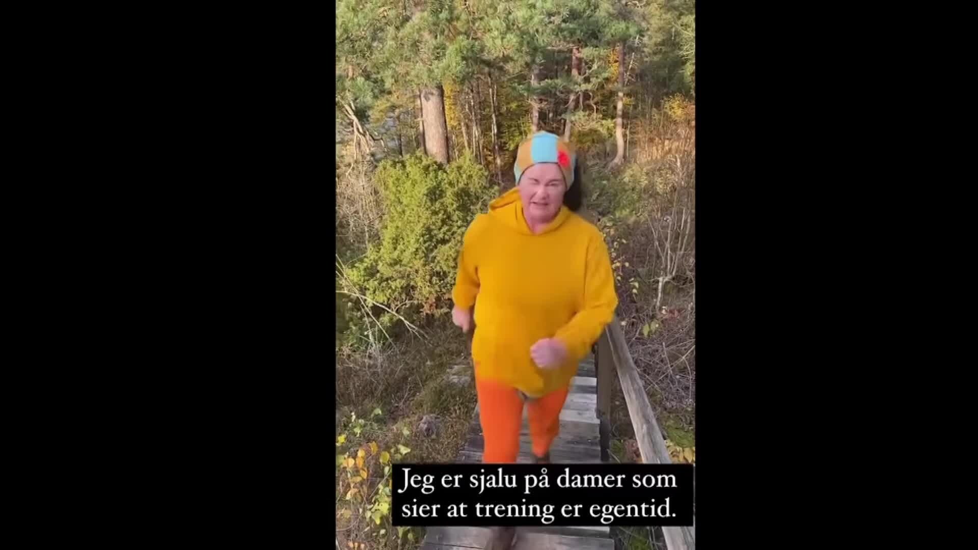 Christine Koht løper i trapper – NRK