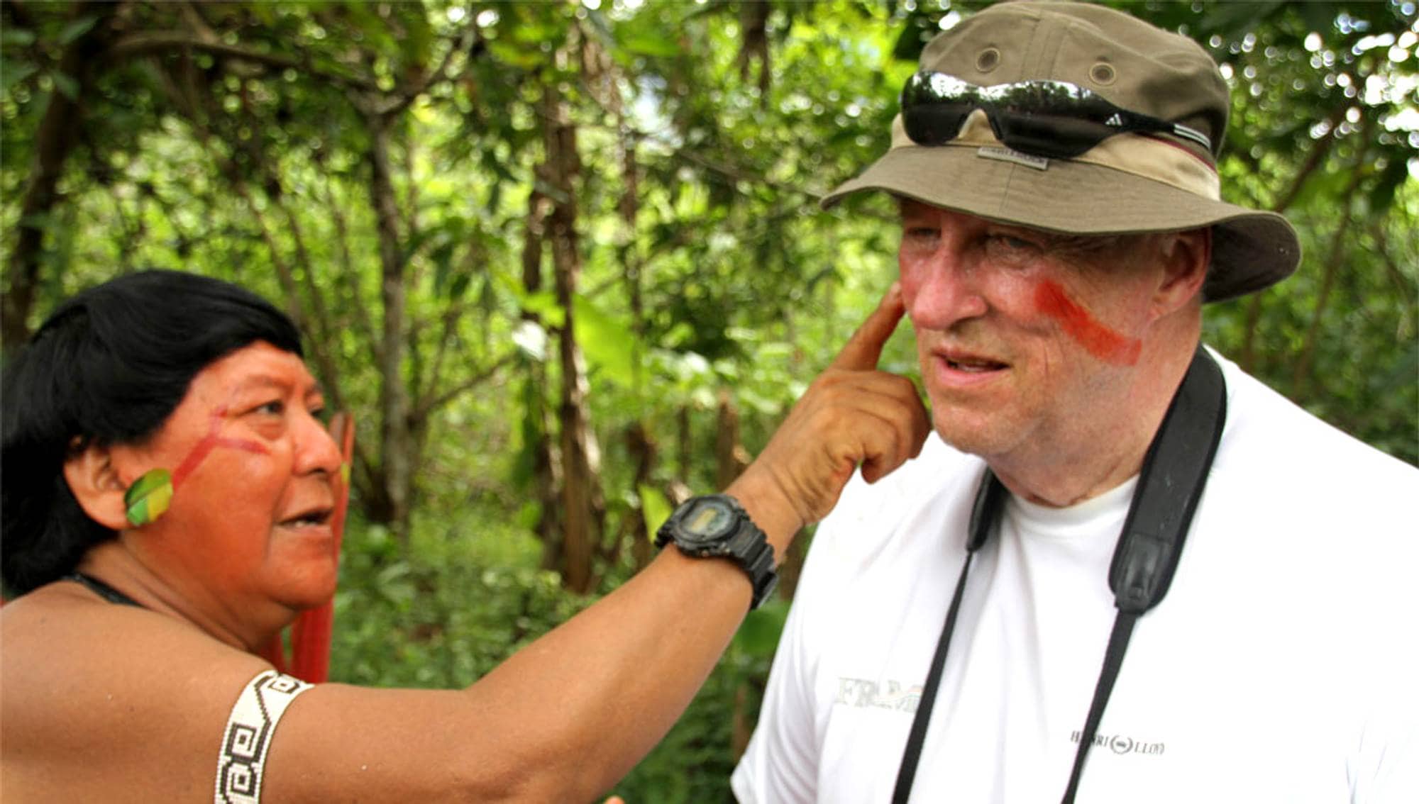 Daví Kopenawa, leder for yanomami-indianerne i Amazonas, maler kong Harald med rød farge over kinnet