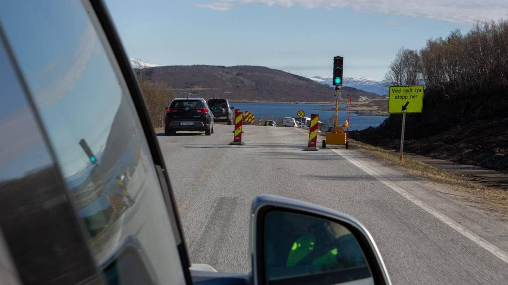 Bygger ny gang- og sykkelvei mellom Godøystraumen og Saltstraumen. Trafikkregulering med lys.
