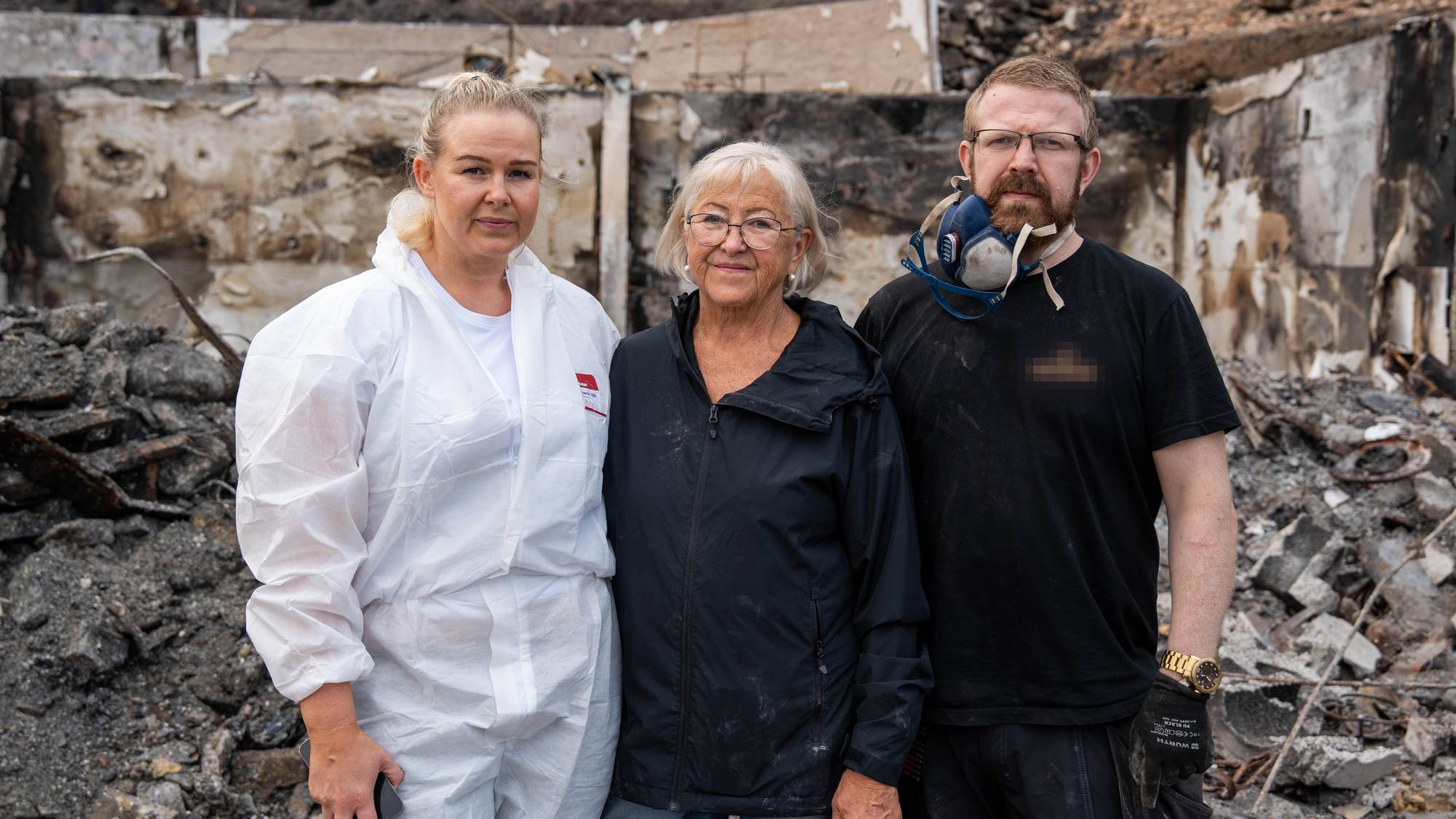 Håkon, Marte og Inger står i sitt nedbrente barndomshjem