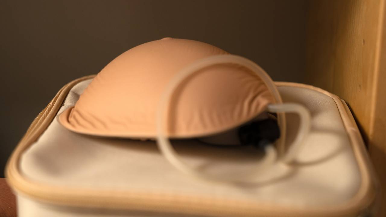 En brystprotese ligger på hvitt underlag. Regionalt senter for kjønnsinkongruens som holder til i Vestfold DPS på Nøtterøy, og hjelper pasienter med å skaffe slikt utstyr.