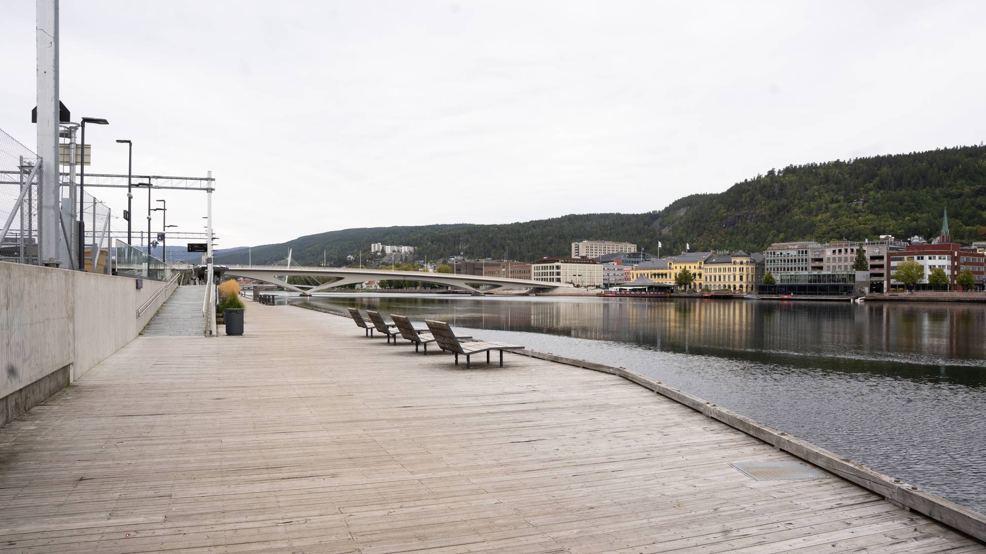 Elvepromenaden ved jernbanestasjonen i Drammen