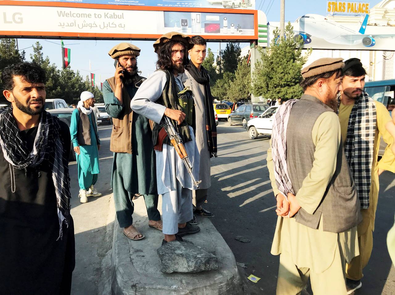 Taliban-soldater står vakt utenfor flyplassen i Kabul mandag morgen.