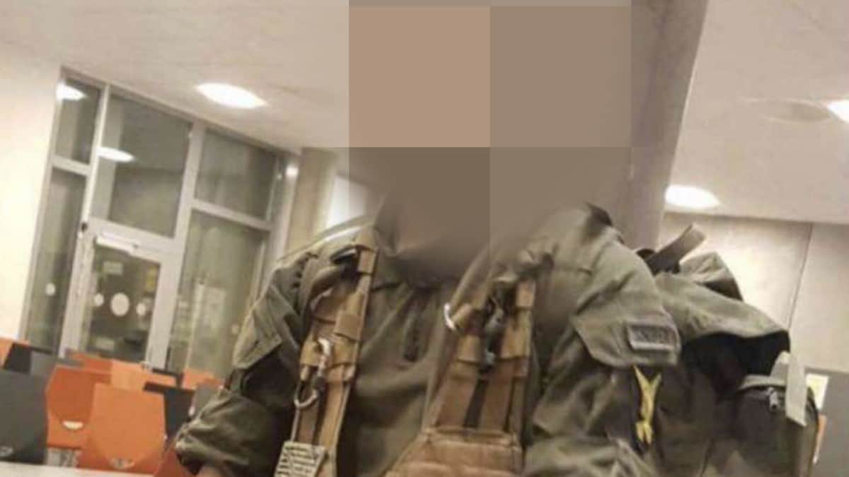 Bevæpnet mann i militært antrekk pågrepet ved skole
