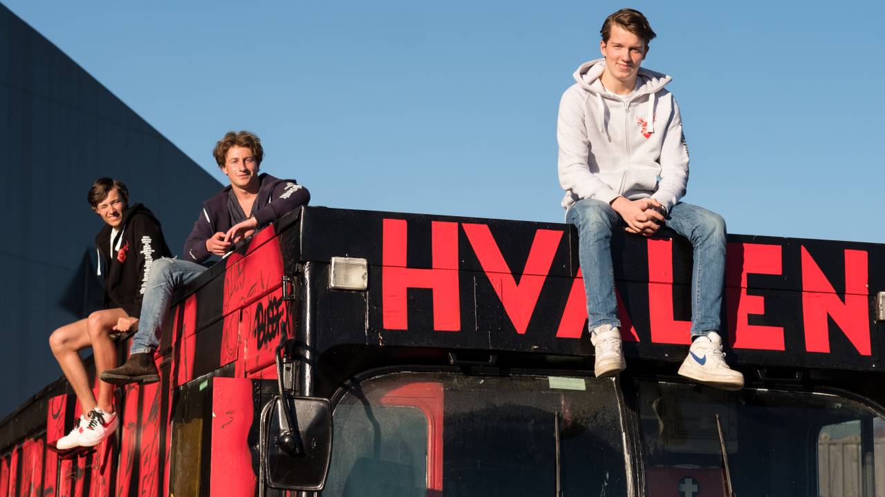 Gutt på russebusstak