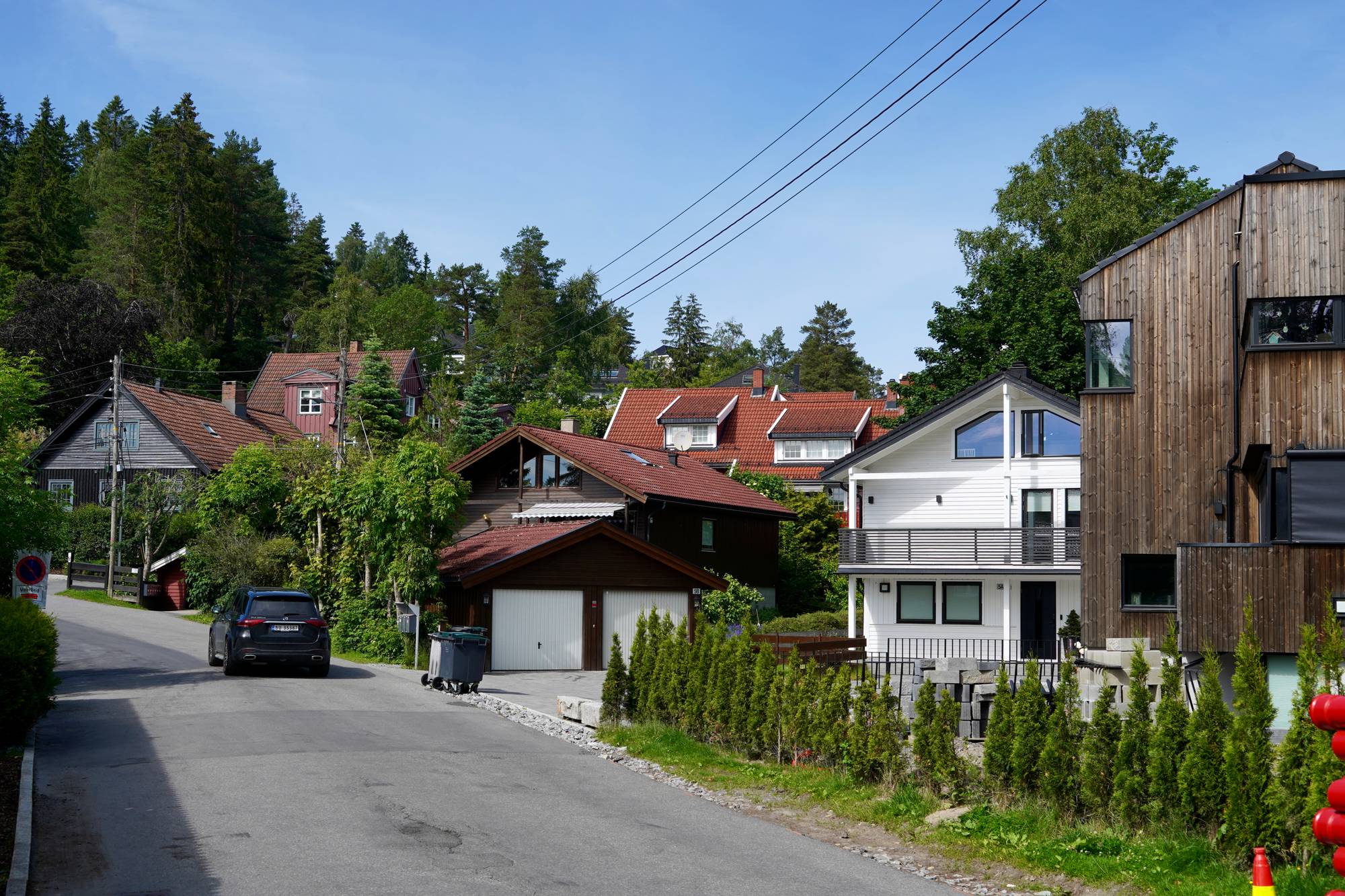 Vanlig boligstrøk. Folketomt. 