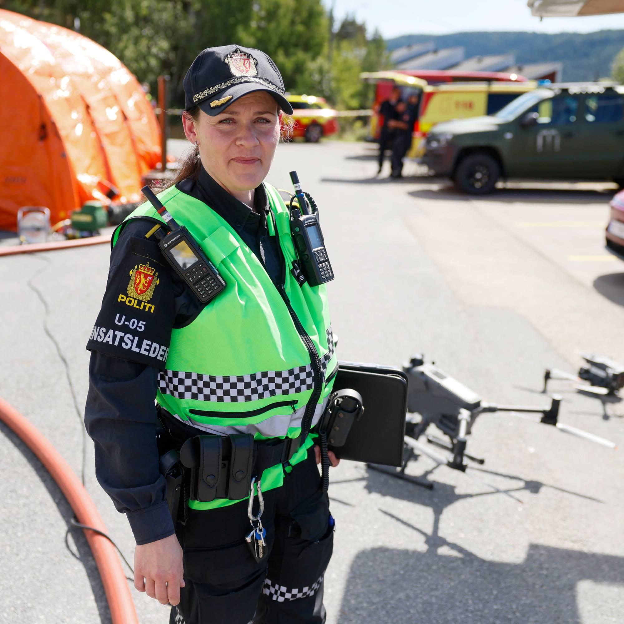 En politikvinne ser i kamera