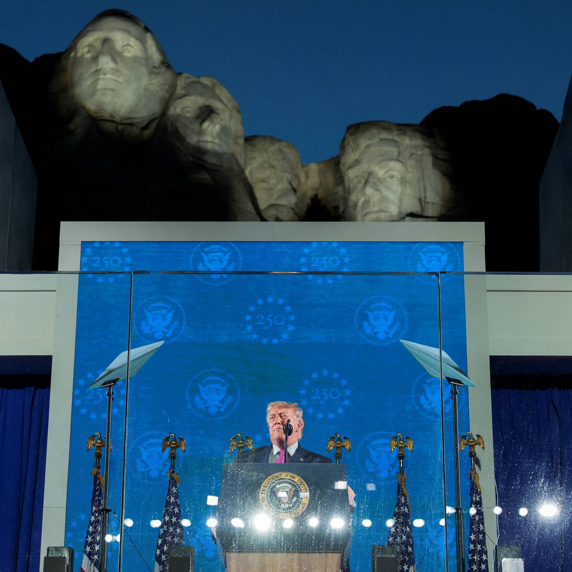 Donald Trump taler fra en scene foran Mount Rushmore.