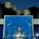 Kylie Cooper / REUTERS,NTB Donald Trump taler fra en scene foran Mount Rushmore.