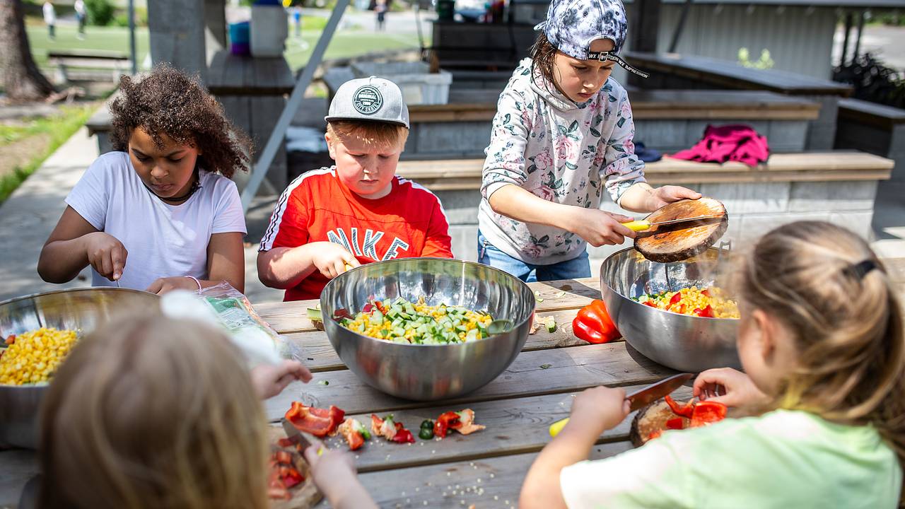 Elever ved Hannestad skole i Sarpsborg har utekjøkken