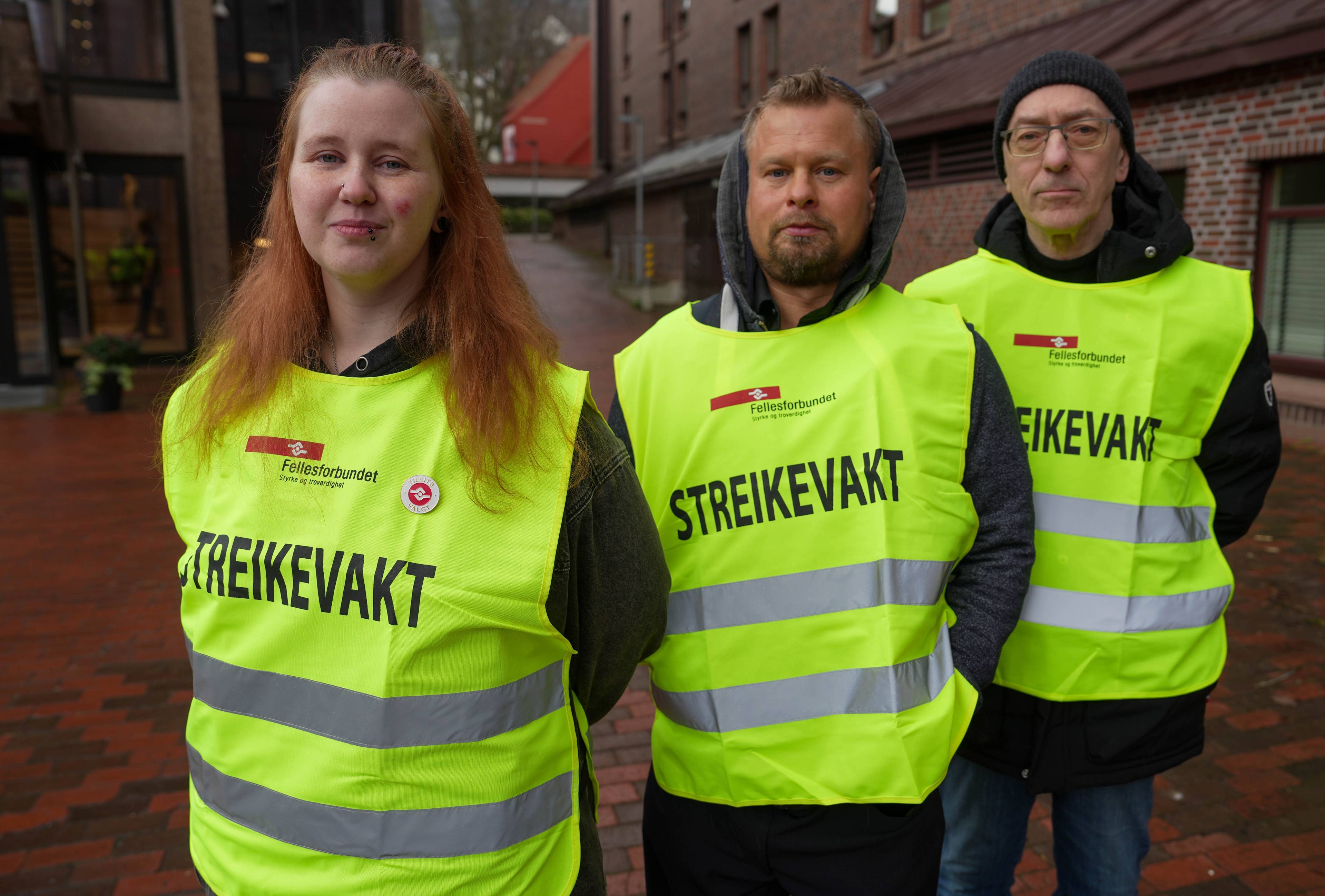 En gruppe mennesker iført streikevester