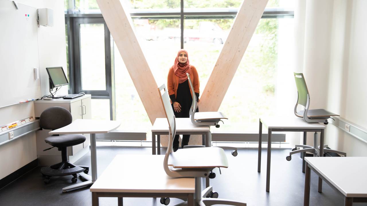 Sumayya Javed i et klasserom på Nydalen videregående skole, de