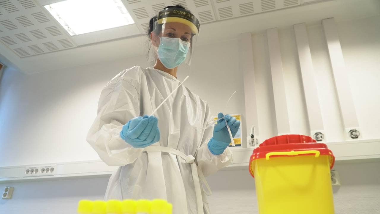 Ingvild Berg med testpinne ved mikrobiologisk laboratorium ved Nordlandsykehuset i Bodø.