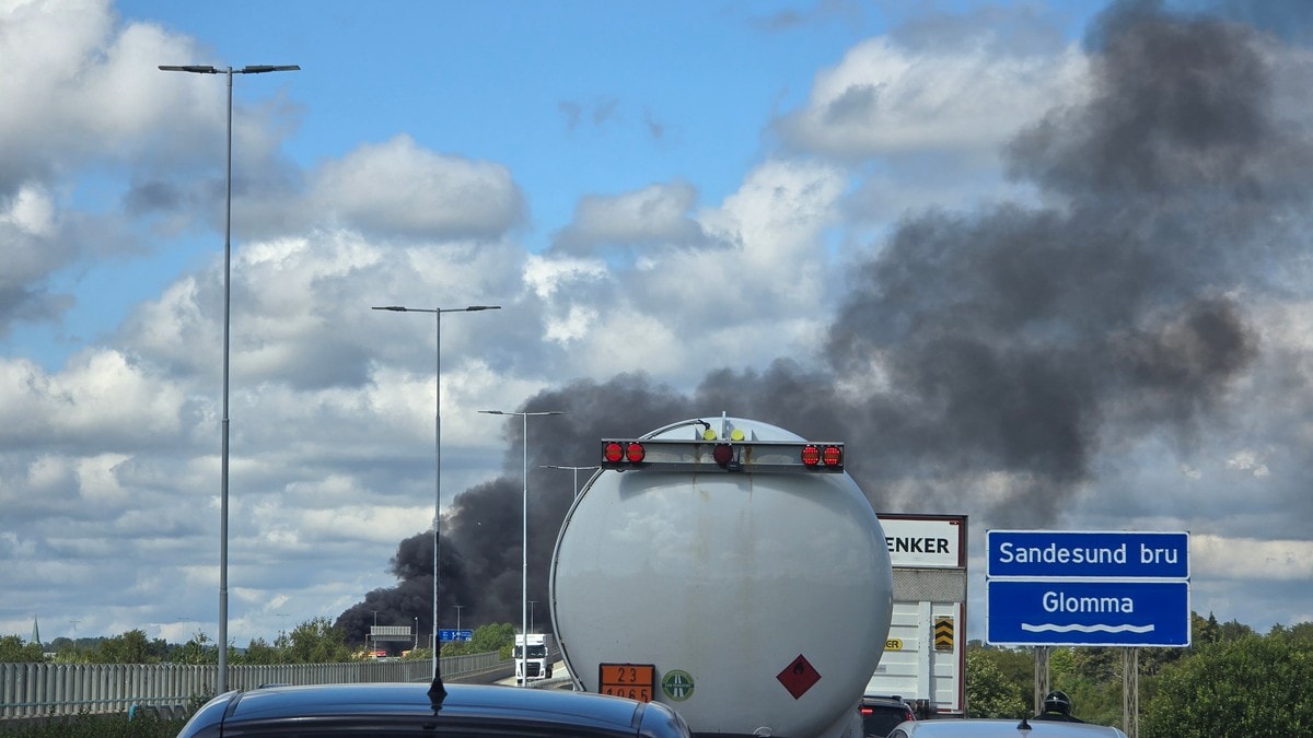 Bobilbrann på E6 i Sarpsborg: – Det har vært store flammer