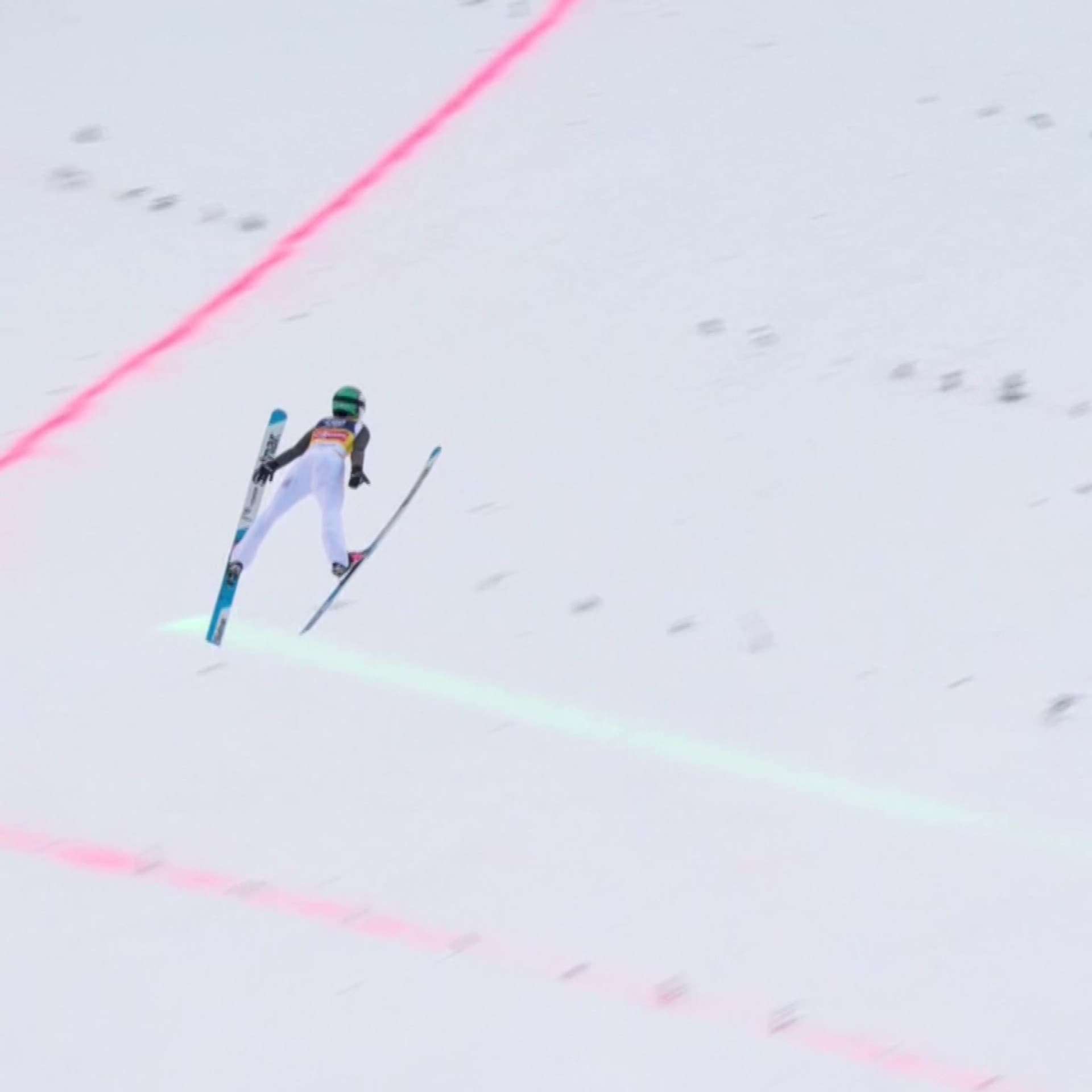 Skihopper Nika Prevc med ny verdensrekord - landet på 236 meter