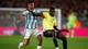 Agustin Marcarian / REUTERS,NTB To fotballspillere i aksjon på en gressbane. Den ene spilleren er iført Argentinas hvite og lyseblå drakt og den andre spilleren er iført Ecuadors gule drakt. Bakgrunnen er utydelig med publikum og en del av et mål. (Bildebeskrivelsen er laget av en KI-tjeneste)