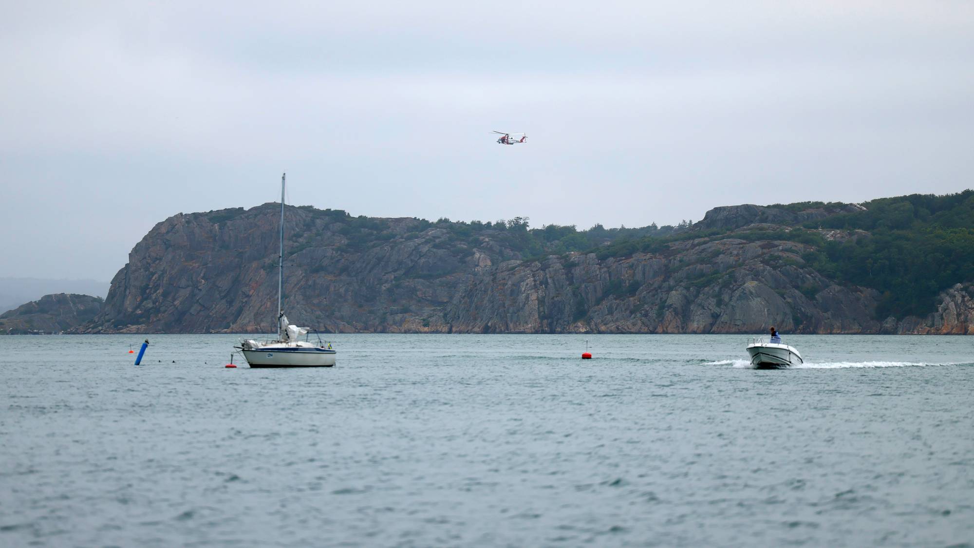Et helikopter som søker etter to svanede etter en båtulykke utenfor svenskekysten. 