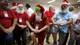 Foto: Elever ved «Escola de Papai Noel do Brasil» (Brasils offisielle julenisseskole). PILAR OLIVARES / Reuters Et par gamle gutter med skjegg og nisselue tar høye kneløft. De er nemlig på julenisseskole.