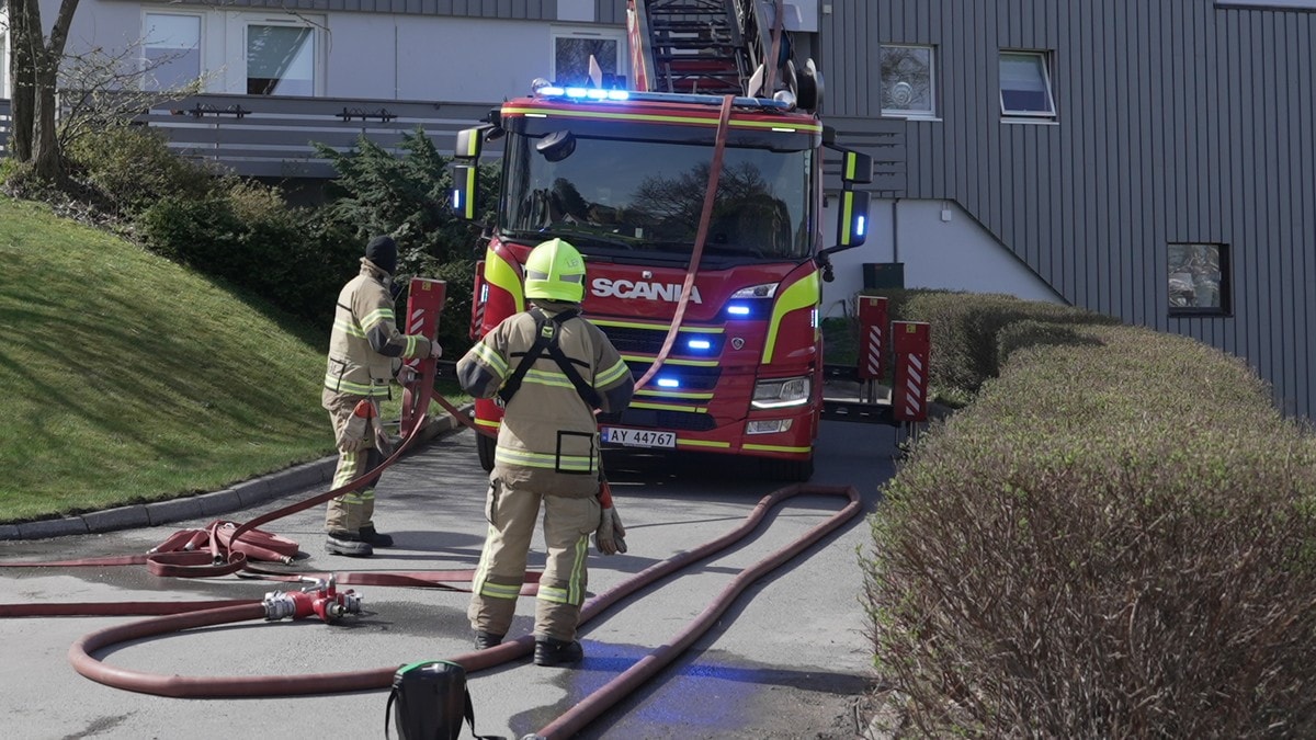 Åpne flammer på taket til boligblokk: Evakuering pågår