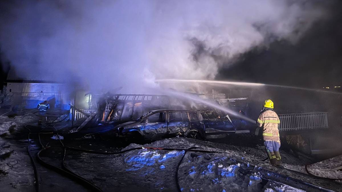 En person siktet etter husbrann