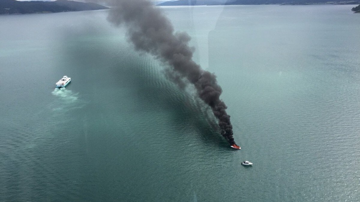 Mann i brennende båt reddet av hurtigbåt: – Jeg ventet i det lengste med å hoppe