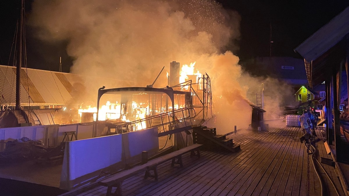 Tre båter i brann ved museum i Hardanger
