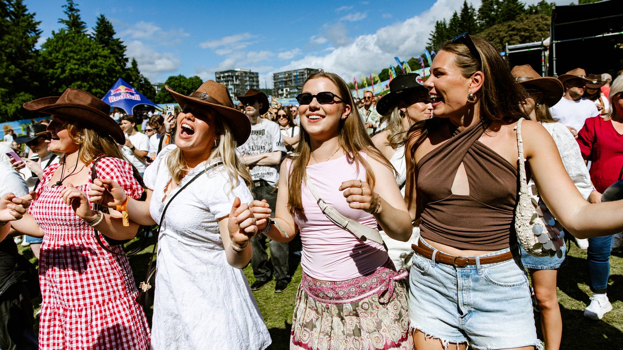 Tre kvinner i publikum på Tobias Sten – Rodeo 2026