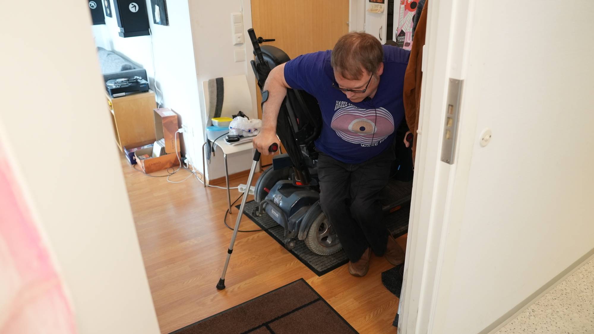En mann på vei opp av en rullestol