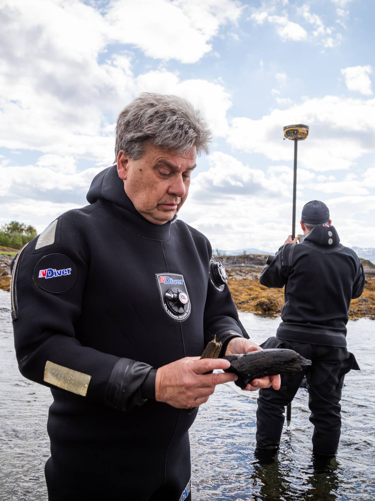 Marinarkeolog Stephen Wickler holder opp en del av jekta.