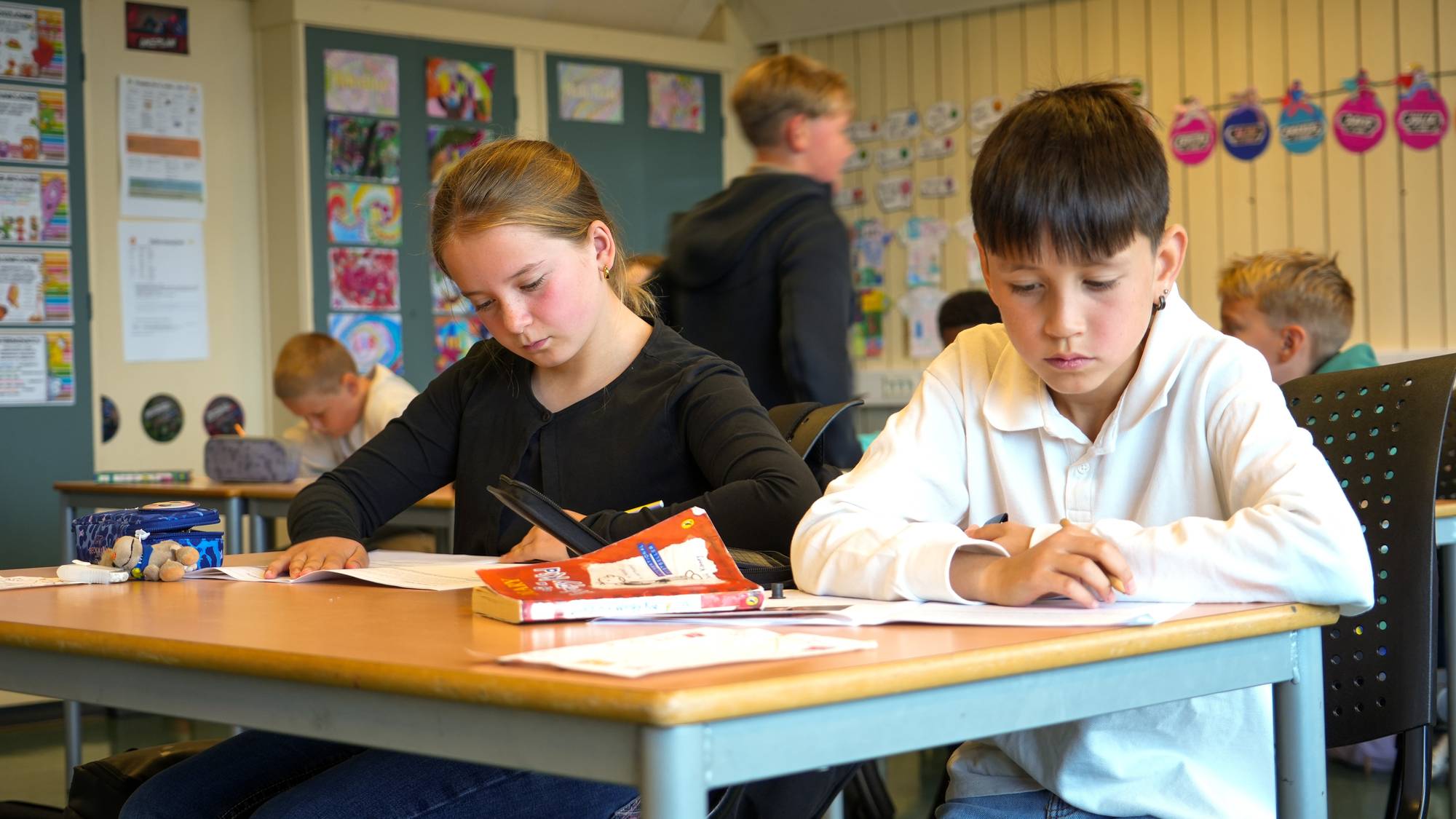 Julia Bjørgeengen og Seth Hunter Arcangeles i sjette klasse ved Østbyen skole.