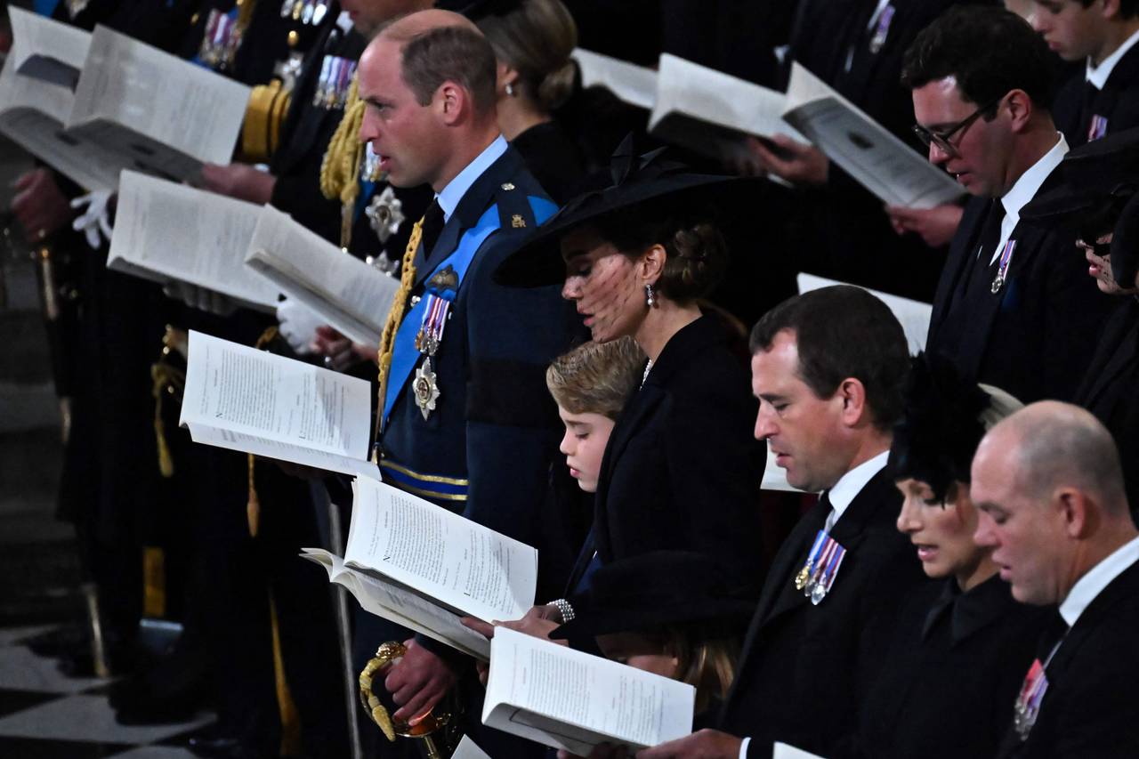 Il principe William e la principessa Catherine cantano tra molti membri della famiglia reale. 