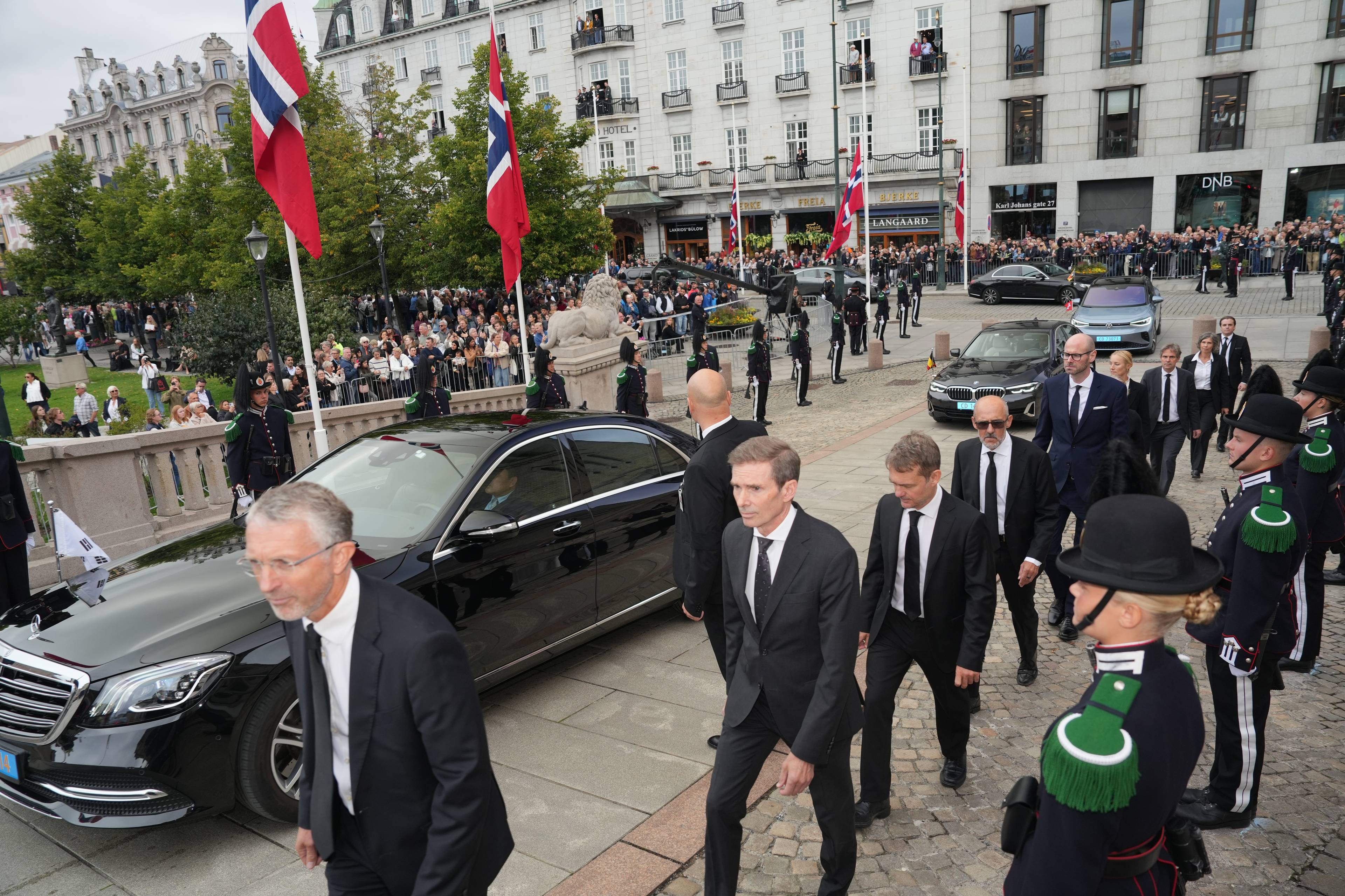 Gjester og biler på vei opp Løvebakken
