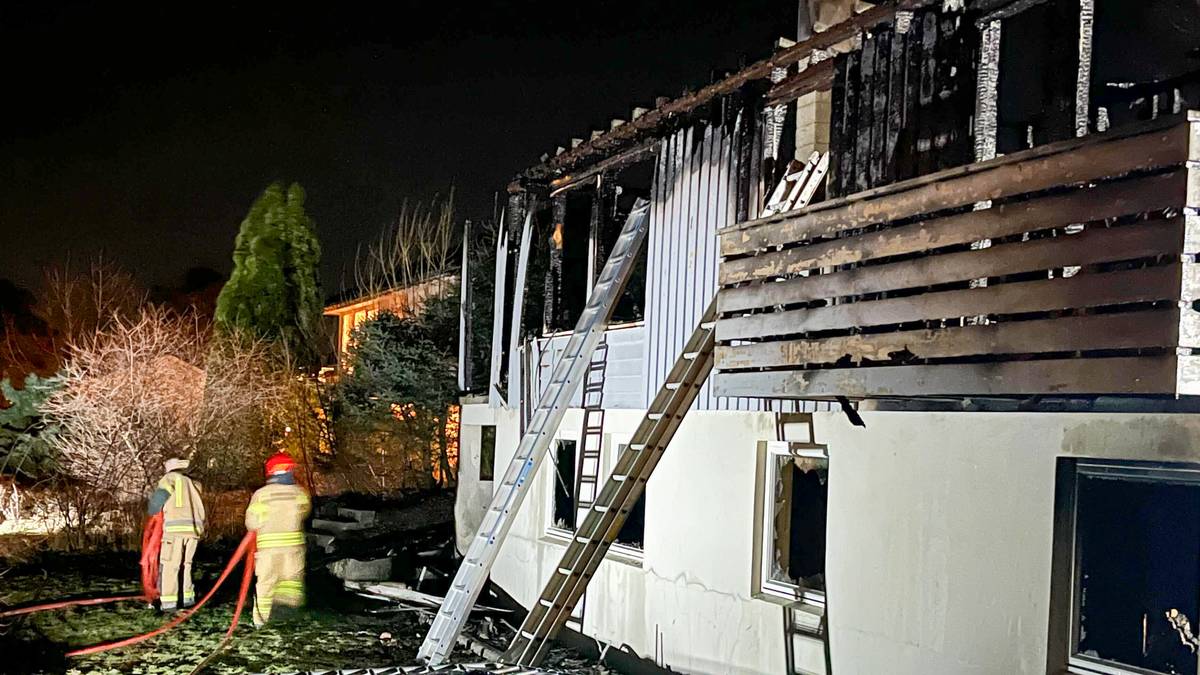 Fleire hus truga i kraftig brann på Frekhaug i natt – fem personar huslause