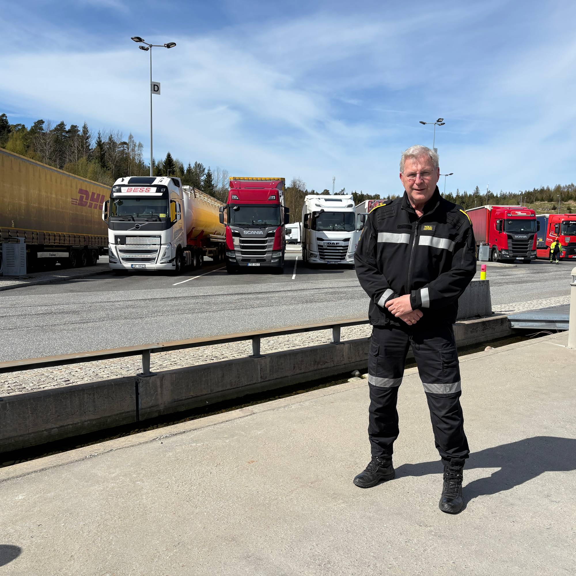 Seksjonssjef Per Kristian Grandahl ute på oppstillingsplassen for lastebiler ved Svinesund tollsted