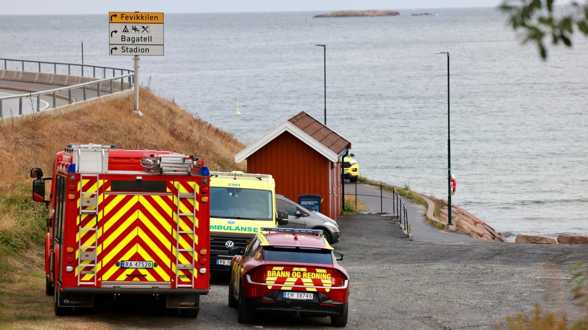 En person i sjøen etter at båt gikk ned i Grimstad: – Ingen funn